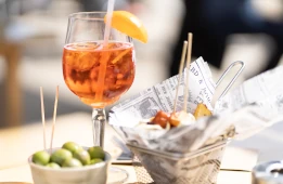 Picture of a glass of Aperol Spritz and olives